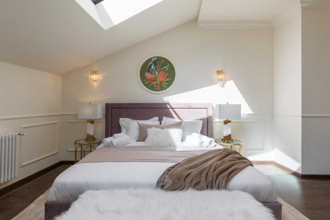 Holt Old Town Luxury Suites บูคาเรสต์ ภายนอก รูปภาพ