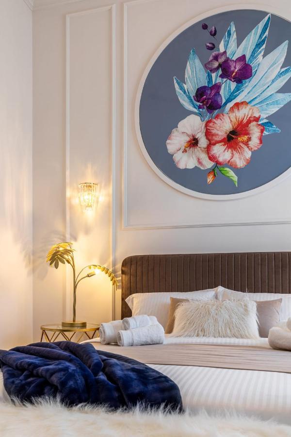 Holt Old Town Luxury Suites บูคาเรสต์ ภายนอก รูปภาพ