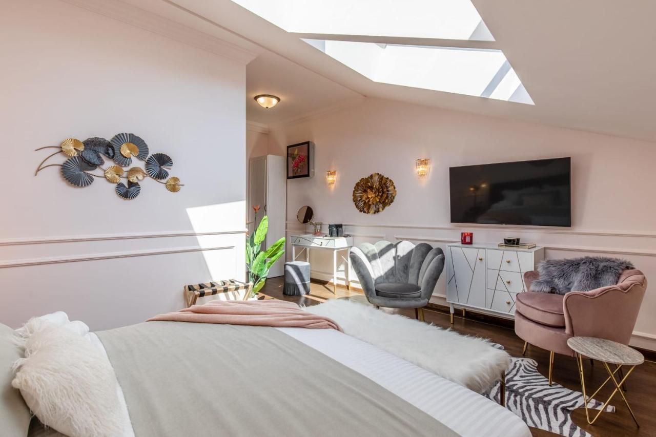 Holt Old Town Luxury Suites บูคาเรสต์ ภายนอก รูปภาพ