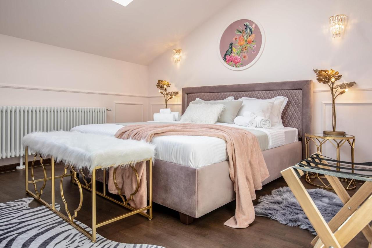 Holt Old Town Luxury Suites บูคาเรสต์ ภายนอก รูปภาพ