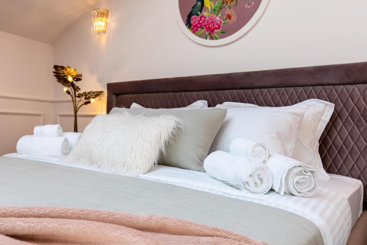 Holt Old Town Luxury Suites บูคาเรสต์ ภายนอก รูปภาพ