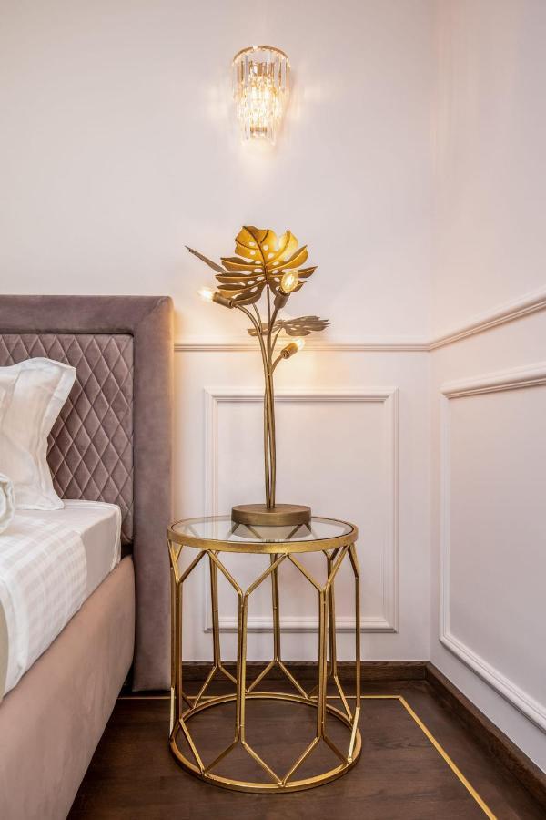Holt Old Town Luxury Suites บูคาเรสต์ ภายนอก รูปภาพ