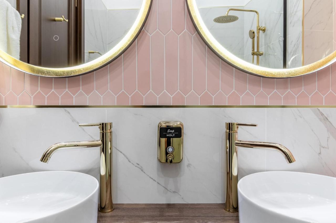 Holt Old Town Luxury Suites บูคาเรสต์ ภายนอก รูปภาพ