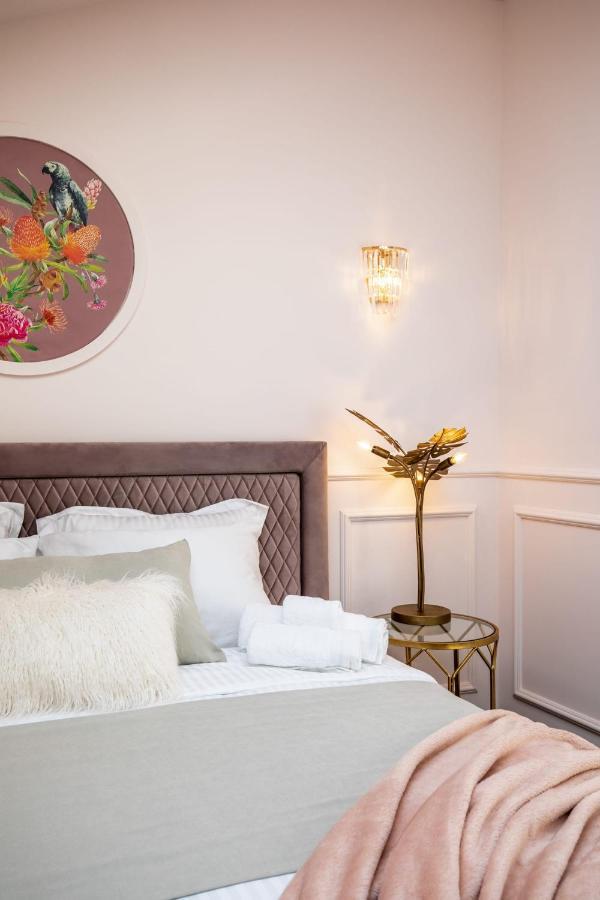 Holt Old Town Luxury Suites บูคาเรสต์ ภายนอก รูปภาพ